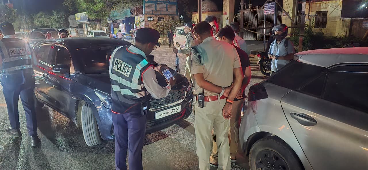 अलकापुरी तिराहा पर ट्रैफिक पुलिस का विशेष चेकिंग अभियान: नियम तोड़ने वालों पर सख्त कार्रवाई | New India Times