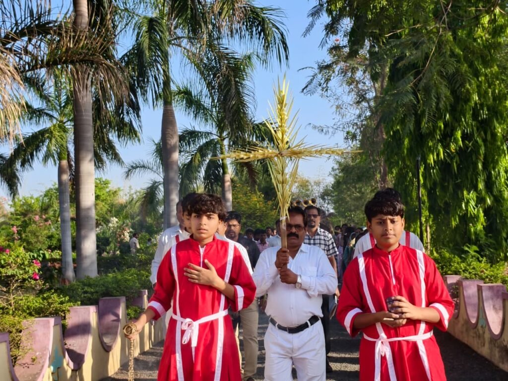 संत अर्नाल्ड चर्च मेघनगर में श्रद्धा और भक्ति के साथ मनाया गया खजूर रविवार पर्व | New India Times