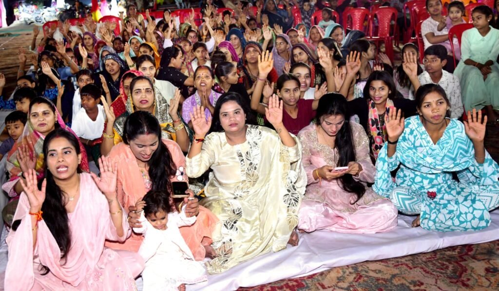 फुट तालाब हनुमान जयंती महोत्सव में गूंजे भक्ति के स्वर, आशा वैष्णव के भजनों पर झूमे श्रद्धालु 3 फुट तालाब हनुमान जयंती महोत्सव में गूंजे भक्ति के स्वर, आशा वैष्णव के भजनों पर झूमे श्रद्धालु | New India Times