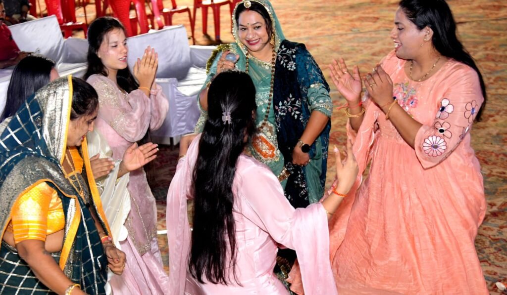 फुट तालाब हनुमान जयंती महोत्सव में गूंजे भक्ति के स्वर, आशा वैष्णव के भजनों पर झूमे श्रद्धालु 2 फुट तालाब हनुमान जयंती महोत्सव में गूंजे भक्ति के स्वर, आशा वैष्णव के भजनों पर झूमे श्रद्धालु | New India Times