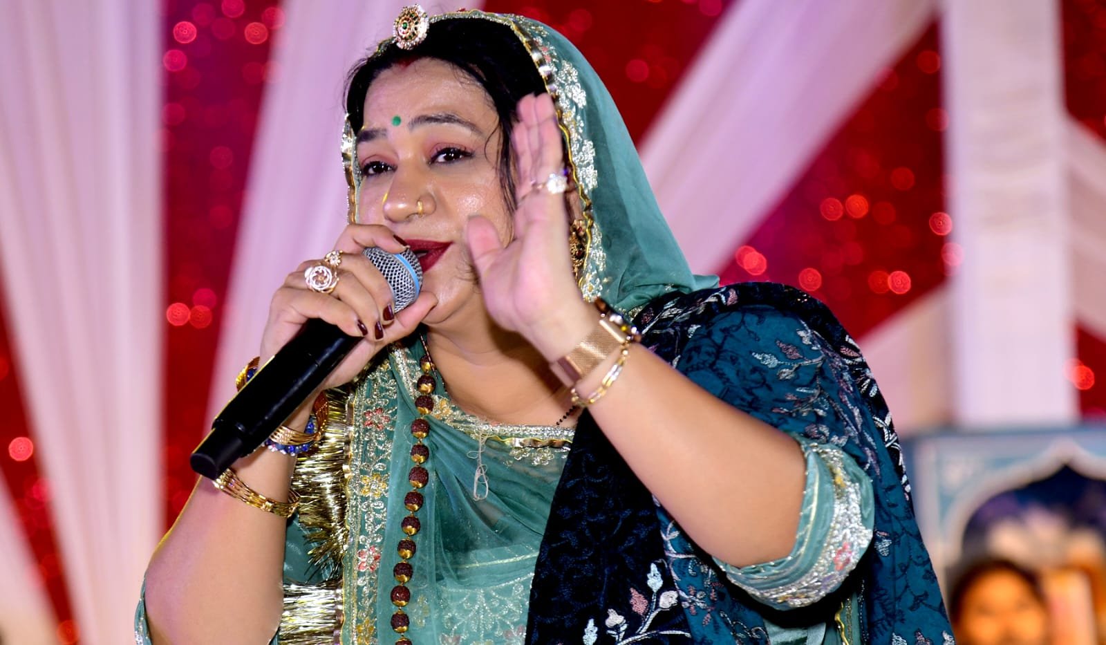 फुट तालाब हनुमान जयंती महोत्सव में गूंजे भक्ति के स्वर, आशा वैष्णव के भजनों पर झूमे श्रद्धालु 1 फुट तालाब हनुमान जयंती महोत्सव में गूंजे भक्ति के स्वर, आशा वैष्णव के भजनों पर झूमे श्रद्धालु | New India Times