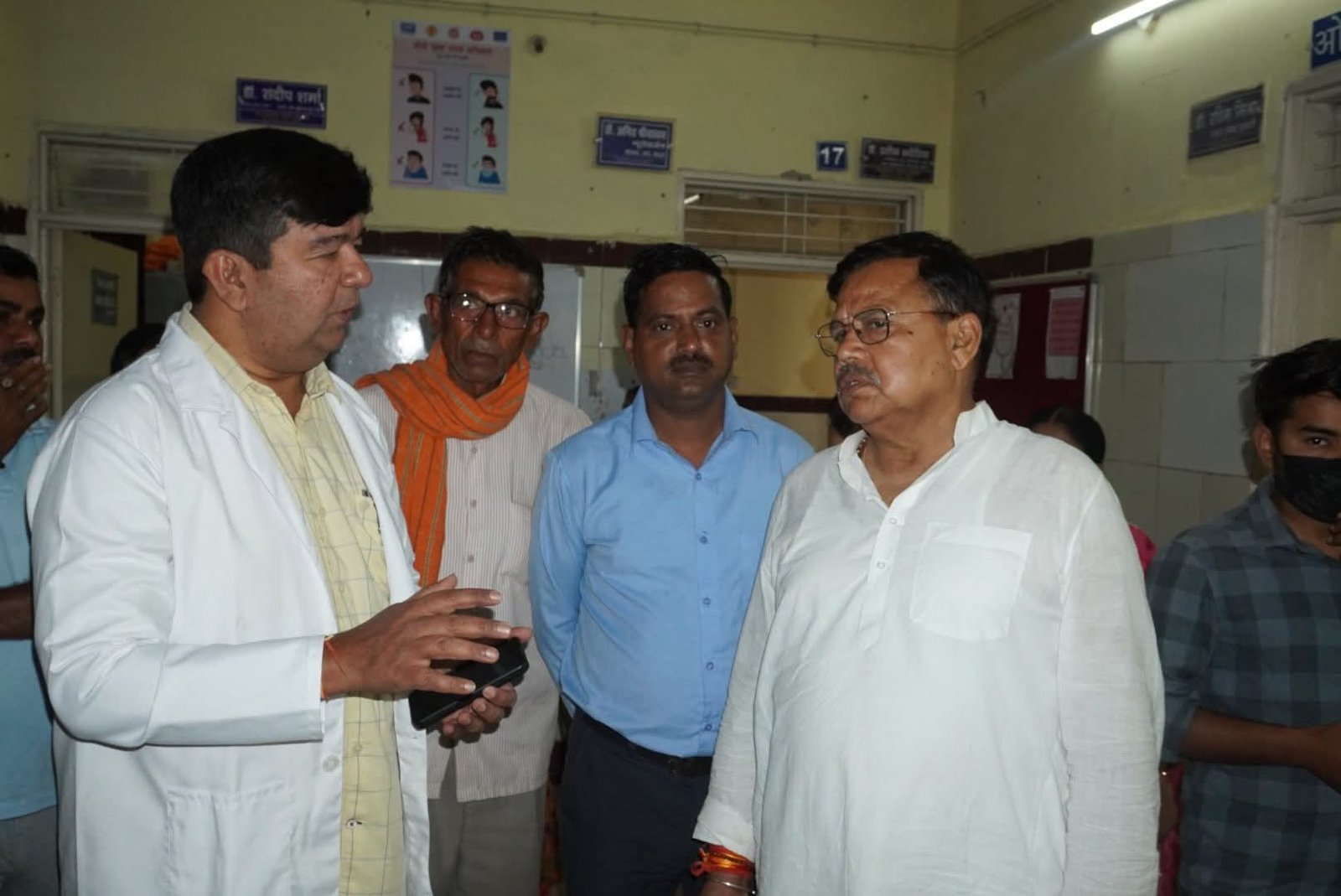 ग्वालियर के सिविल अस्पताल हजीरा में गंदगी पर भड़के ऊर्जा मंत्री, खुद उठाया झाड़ू | New India Times