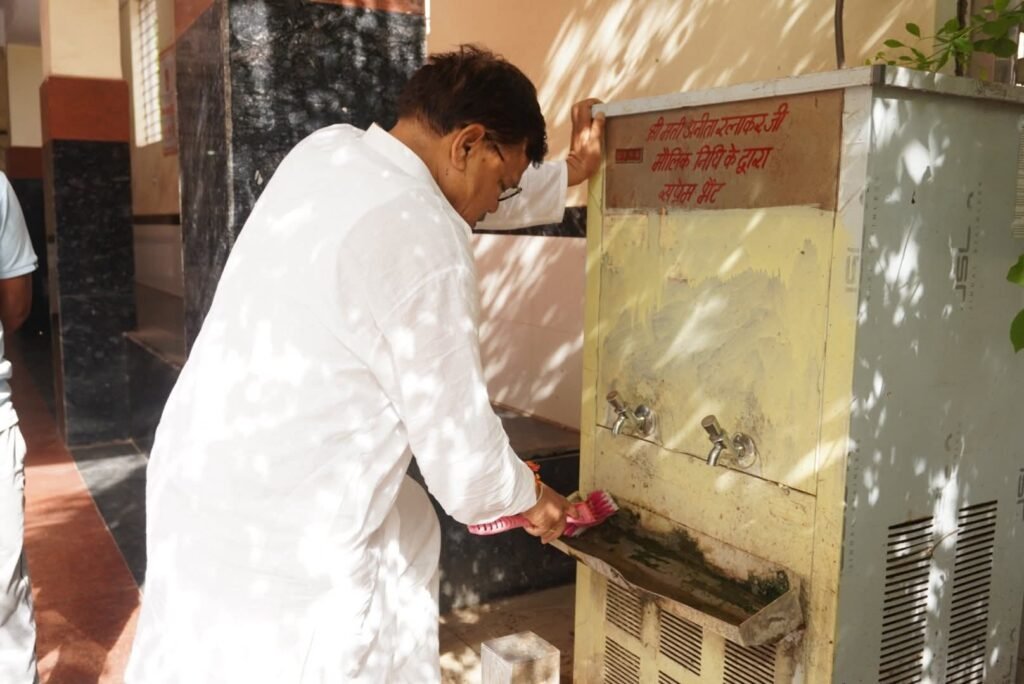 ग्वालियर के सिविल अस्पताल हजीरा में गंदगी पर भड़के ऊर्जा मंत्री, खुद उठाया झाड़ू | New India Times