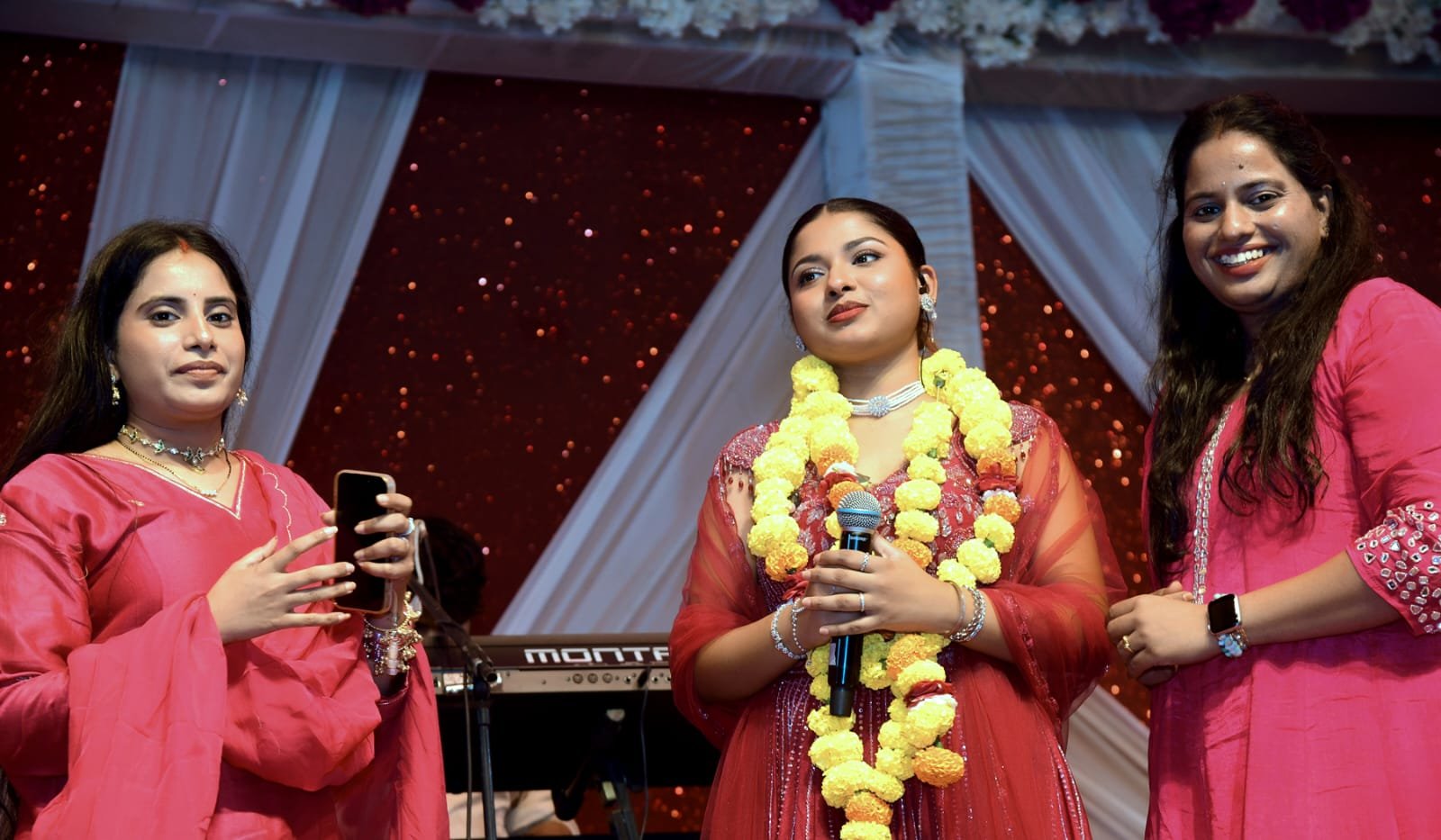 इंडियन आइडल फेम अरुणिता कांजीलाल के भजनों में झूमे हजारों श्रद्धालु, 1 अप्रैल को गोकुल शर्मा देंगे प्रस्तुति 1 इंडियन आइडल फेम अरुणिता कांजीलाल के भजनों में झूमे हजारों श्रद्धालु, 1 अप्रैल को गोकुल शर्मा देंगे प्रस्तुति | New India Times