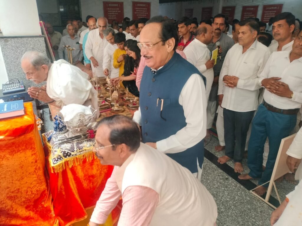 महावीर जन्म कल्याणक पर झाबुआ में भव्य आयोजन: मुनि श्री बोले—अनेकांतवाद और अपरिग्रह से विश्व में संभव है शांति 2 महावीर जन्म कल्याणक पर झाबुआ में भव्य आयोजन: मुनि श्री बोले—अनेकांतवाद और अपरिग्रह से विश्व में संभव है शांति | New India Times