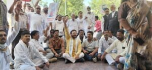 महंगाई और स्मार्ट मीटर के विरोध में कांग्रेस का धरना: पांदुर्णा में कलेक्ट्रेट के बाहर प्रदर्शन