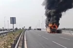 बरेली-जयपुर एक्सप्रेसवे पर स्कूल बस में लगी आग, प्रशासन पर लापरवाही के आरोप
