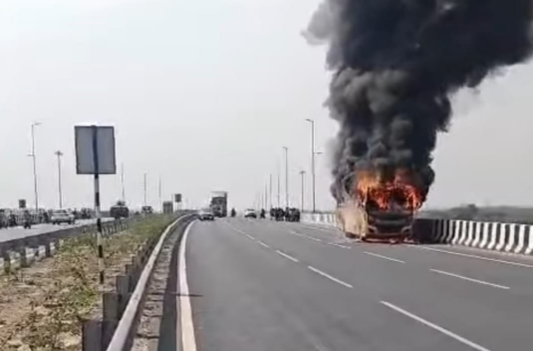 बरेली-जयपुर एक्सप्रेसवे पर स्कूल बस में लगी आग, प्रशासन पर लापरवाही के आरोप | New India Times