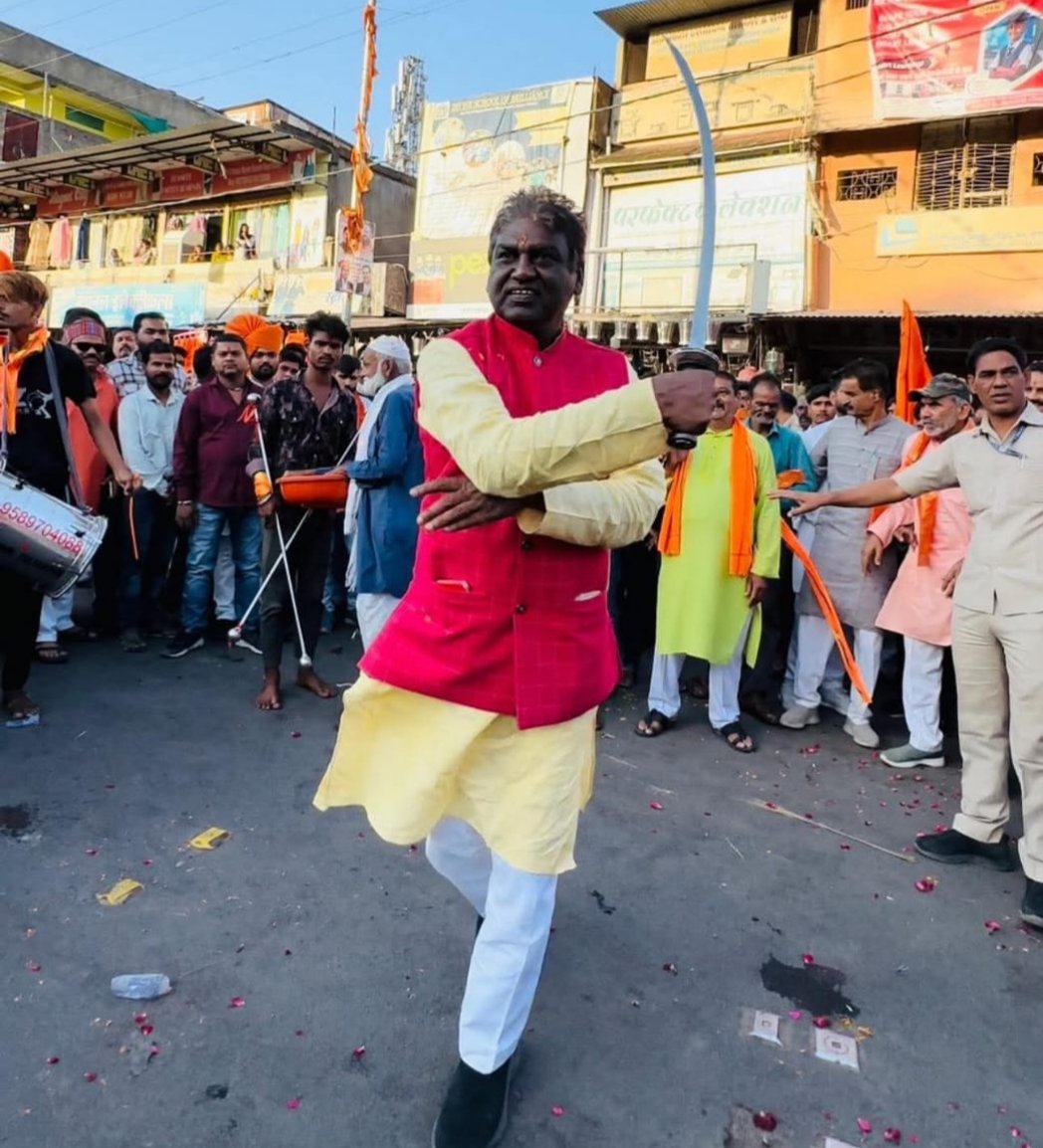 रामनवमी जुलूस में विधायक डॉ. प्रभुराम चौधरी का शानदार तलवारबाज़ी प्रदर्शन, जय श्रीराम के नारों से गूंजा साँची क्षेत्र 1 रामनवमी जुलूस में विधायक डॉ. प्रभुराम चौधरी का शानदार तलवारबाज़ी प्रदर्शन, जय श्रीराम के नारों से गूंजा साँची क्षेत्र | New India Times