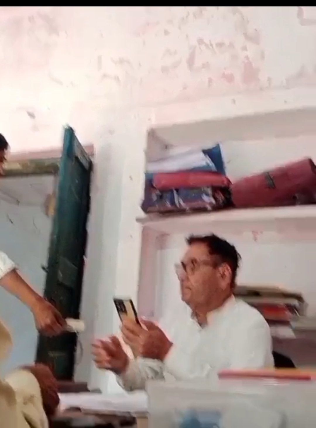 जन्म प्रमाणपत्र पर रिपोर्ट लगाने के लिए पैसे लेते सचिव का वीडियो वायरल, निलंबन के बाद भी उठे कई सवाल | New India Times