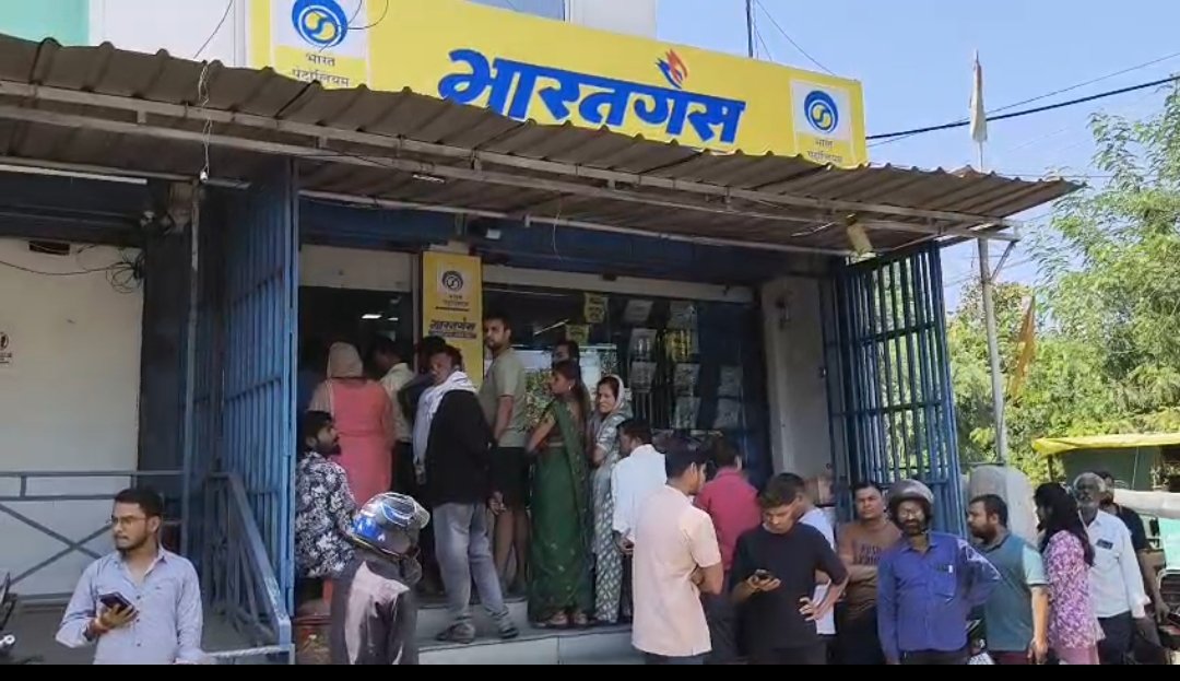 घरेलू गैस सिलेंडर के लिए मची अफरा-तफरी, एजेंसियों पर लंबी कतारें | New India Times