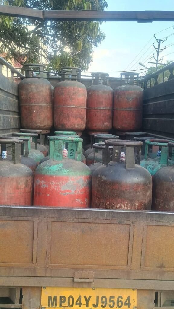भोपाल में खाद्य विभाग की बड़ी कार्रवाई: अवैध गैस सिलेंडर भंडारण और रीफिलिंग पर शिकंजा, 35 सिलेंडर जब्त | New India Times