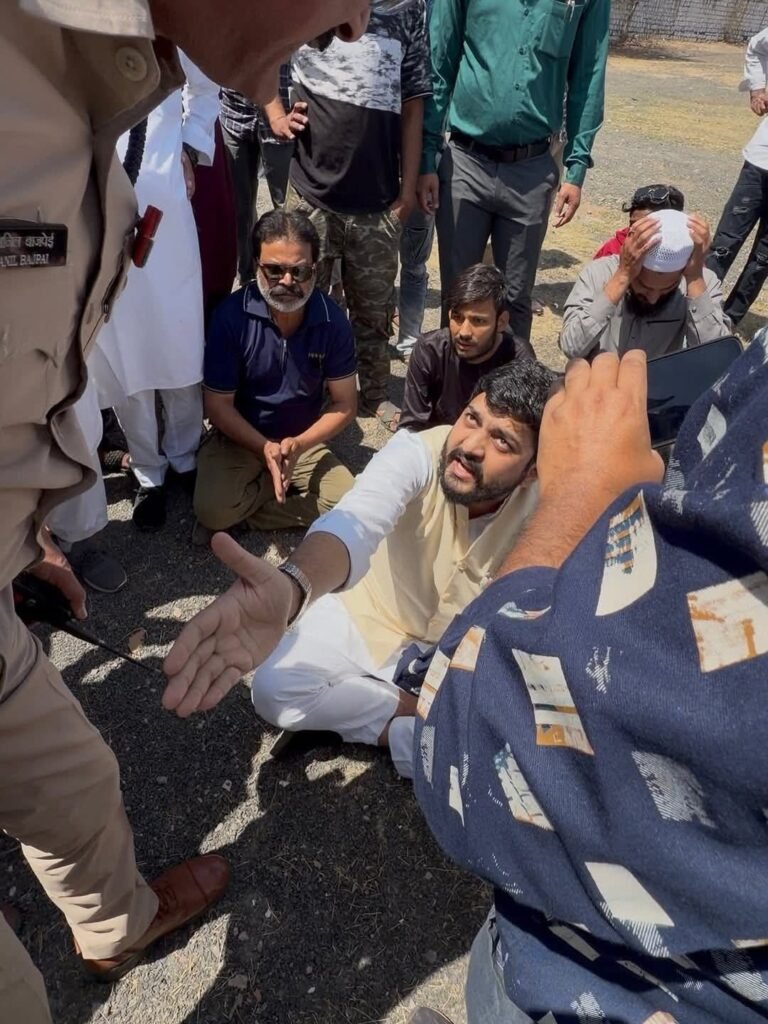 भोपाल में ईदगाह की जमीन पर लग रहे मोबाइल टावर का एआईएमआईएम के प्रदेश अध्यक्ष ने किया विरोध,पुलिस से हुई तीखी नोकझोंक | New India Times