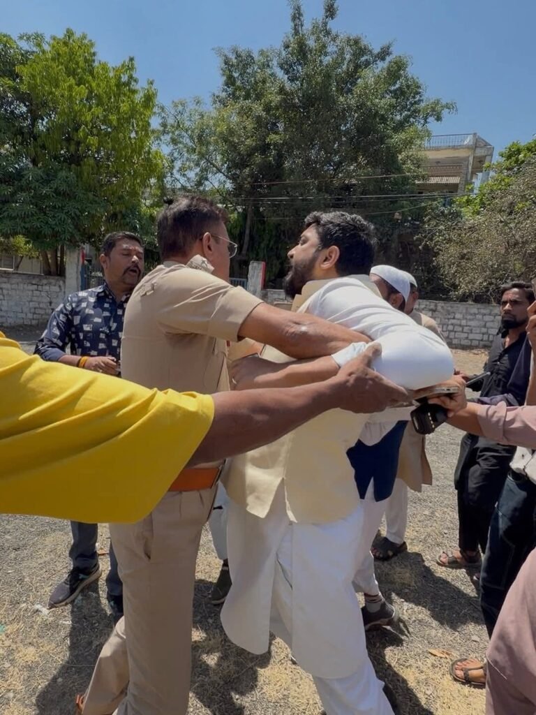 भोपाल में ईदगाह की जमीन पर लग रहे मोबाइल टावर का एआईएमआईएम के प्रदेश अध्यक्ष ने किया विरोध,पुलिस से हुई तीखी नोकझोंक | New India Times