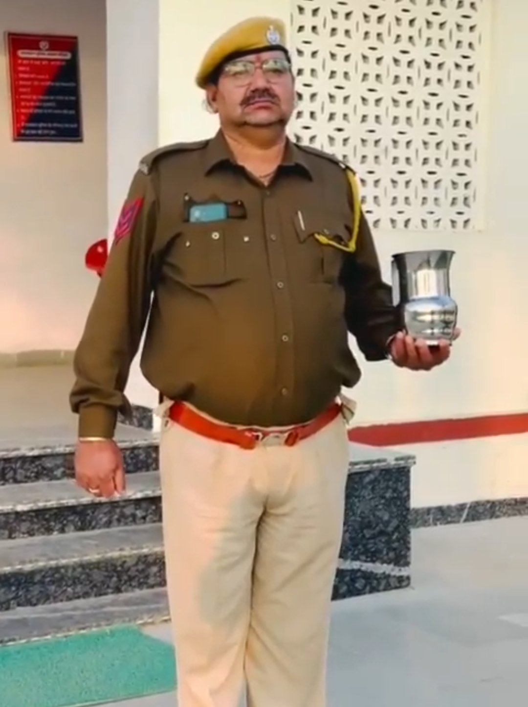 हेड कांस्टेबल मनोज लांबा ने पेश की मिसाल, बेटे की शादी में नहीं लिया दहेज, 11 बीघा जमीन गौशाला को दान | New India Times