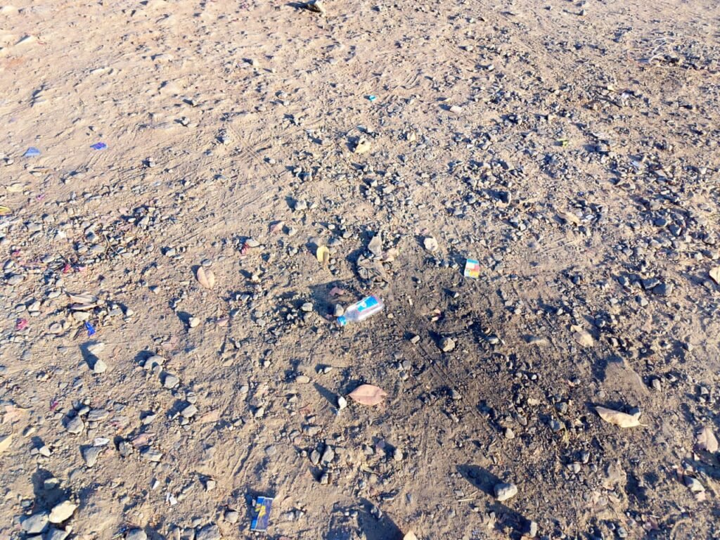 सार्वजनिक स्थान पर शराब की बोतलें फेंककर फैला रहे गंदगी, ग्रामीणों ने पुलिस से रात में गश्त बढ़ाने की मांग की | New India Times