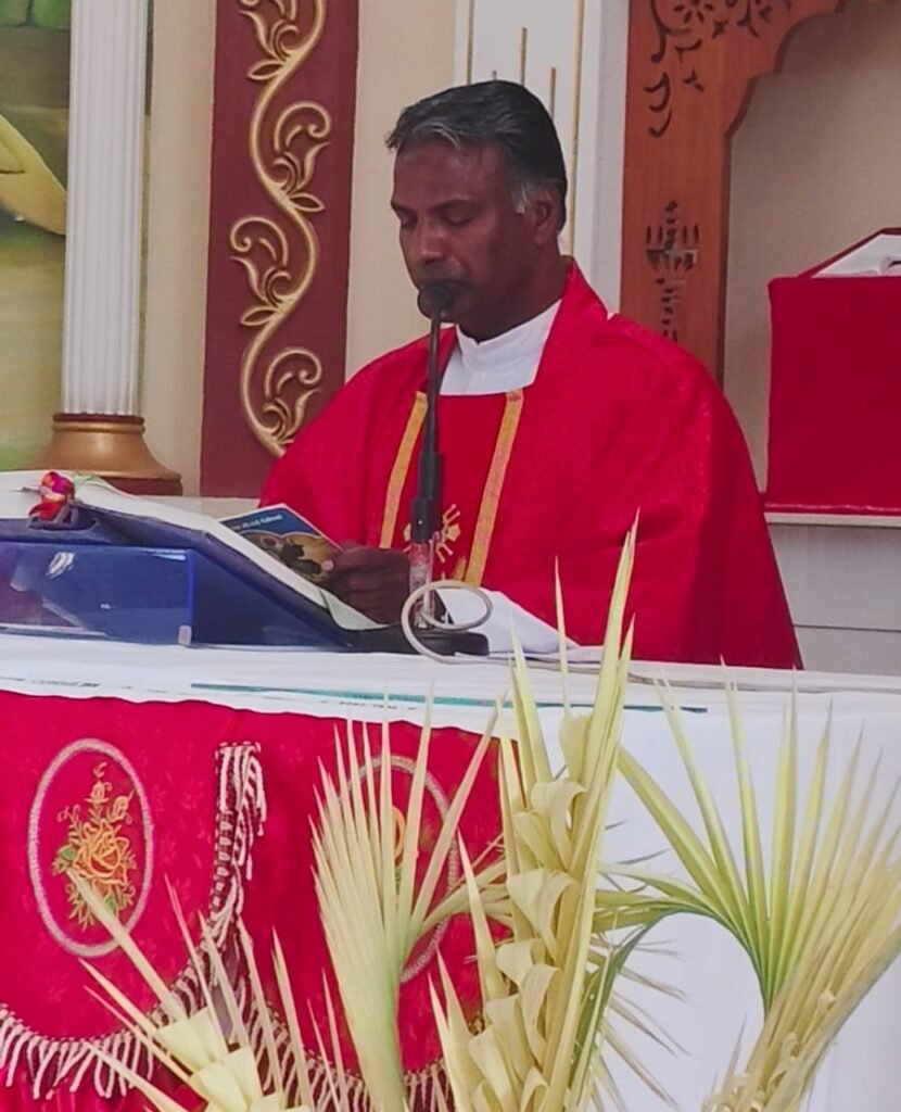 संत अर्नाल्ड चर्च मेघनगर में श्रद्धा और भक्ति के साथ मनाया गया खजूर रविवार पर्व | New India Times