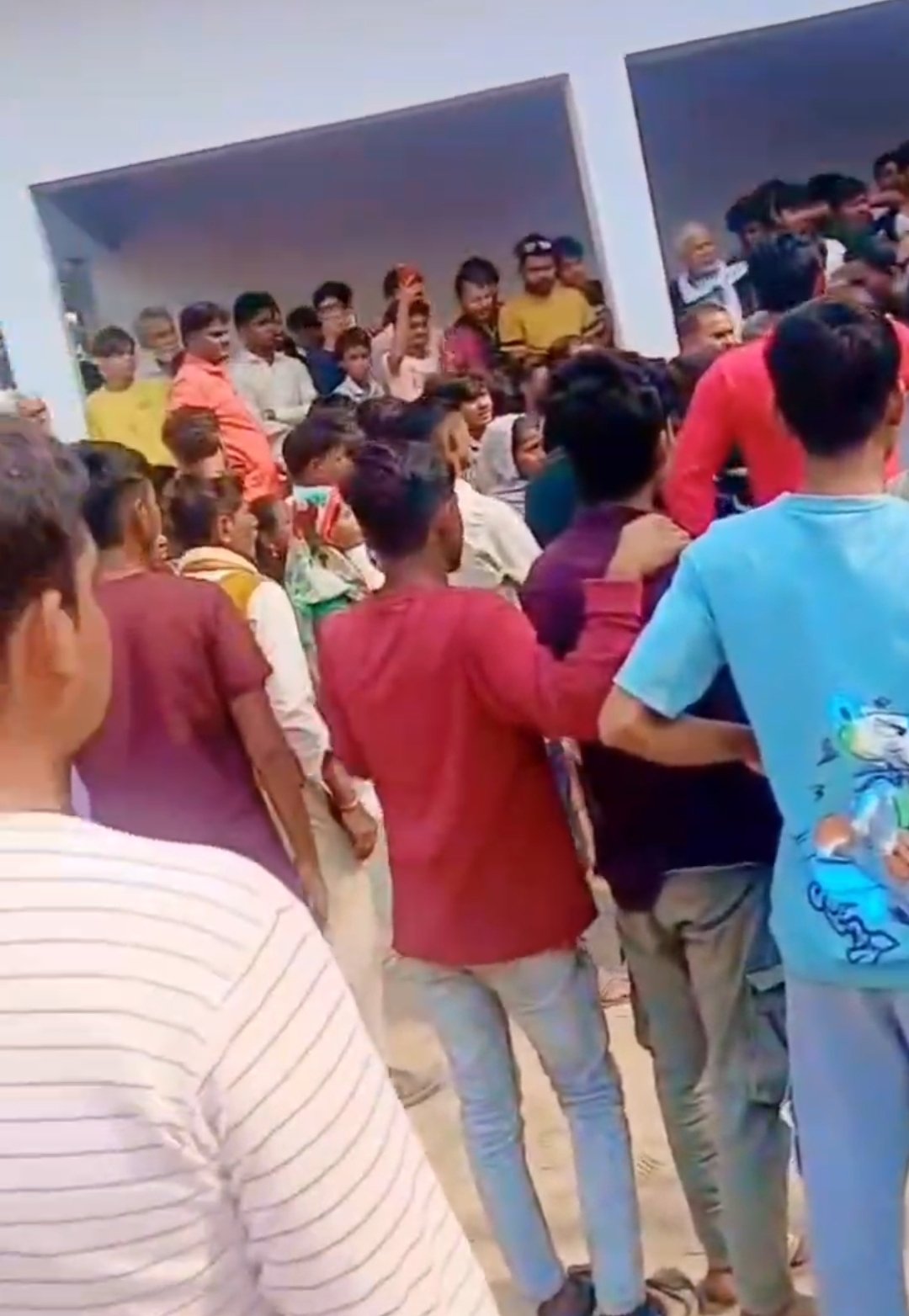 डुमरियागंज में रसोई गैस के लिए लगी लंबी कतारें, उपभोक्ताओं को करना पड़ रहा घंटों इंतज़ार | New India Times