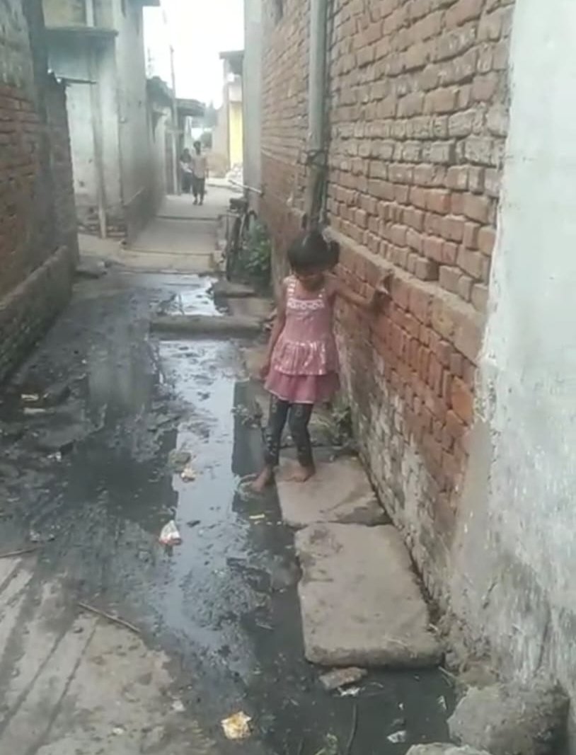 नाली के गंदे पानी से होकर स्कूल जाने को मजबूर बच्चे, इटवा के शिव नगर वार्ड में बदहाल हालात | New India Times