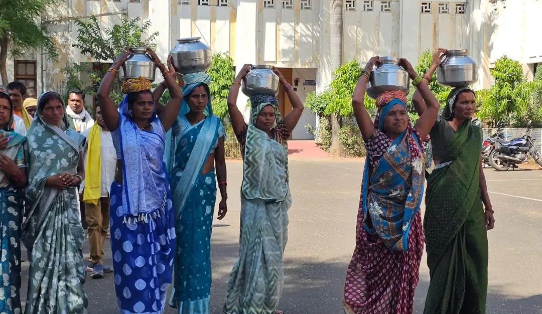 खाली बर्तनों के साथ महिलाओं का प्रदर्शन: जल संकट और सड़क समस्या को लेकर कलेक्ट्रेट में अनोखा विरोध | New India Times