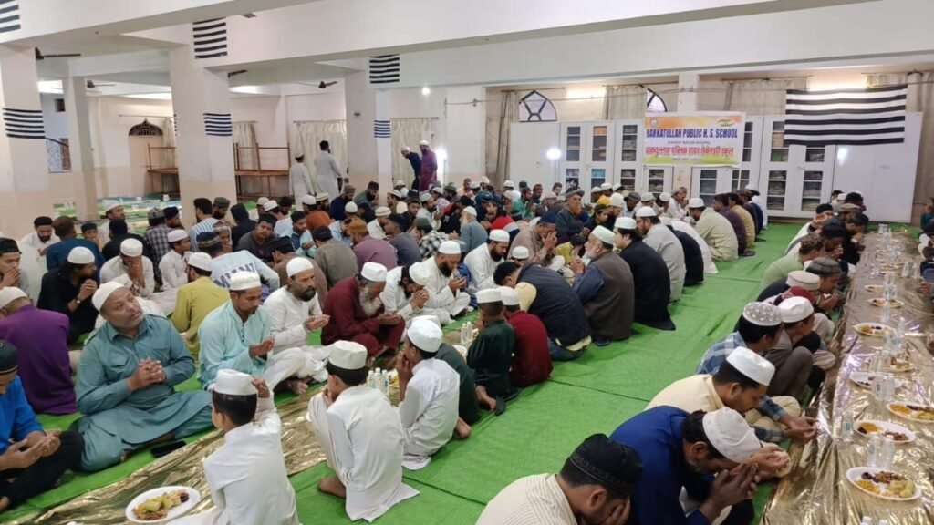 मौलाना बरकतुल्लाह भोपाली एजुकेशन सोसायटी द्वारा भव्य रोज़ा अफ्तार का आयोजन | New India Times