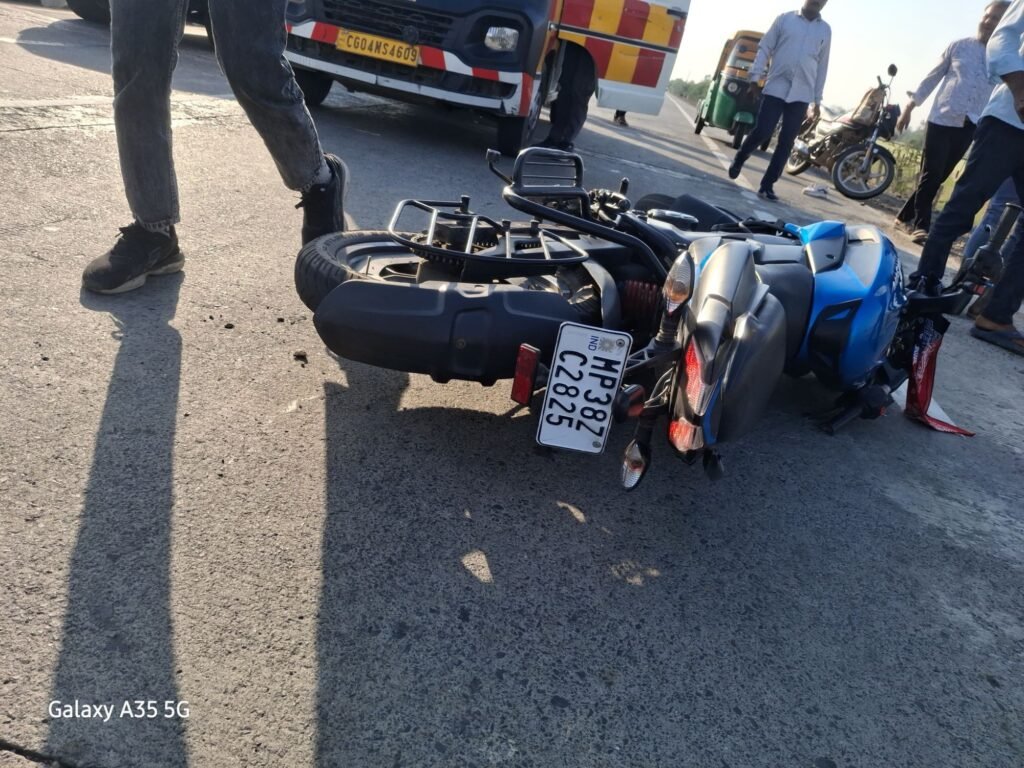 उदयपुरा टोल के पास भीषण सड़क हादसा: तेज़ रफ्तार इनोवा ने बाइक को मारी टक्कर, युवक गंभीर घायल 2 उदयपुरा टोल के पास भीषण सड़क हादसा: तेज़ रफ्तार इनोवा ने बाइक को मारी टक्कर, युवक गंभीर घायल | New India Times
