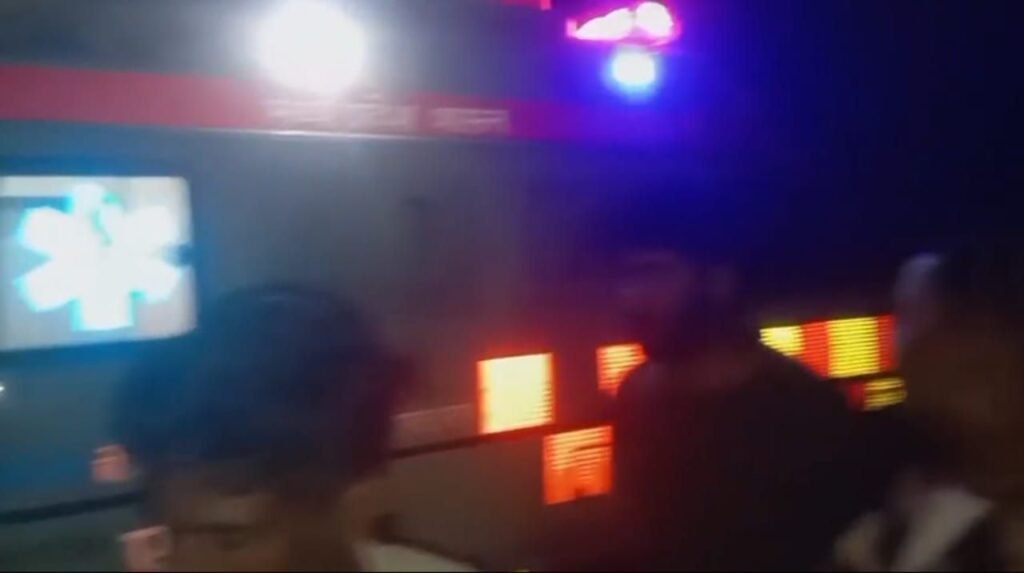 घोघरी-सुल्तानगंज रोड पर भीषण सड़क हादसा: रेलिंग से टकराई बाइक, गुजरात से लौट रहे दो मजदूर युवक गंभीर रूप से घायल | New India Times