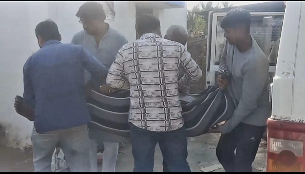 दोस्त को वीडियो कॉल कर फांसी पर झूला युवक,मौत का लाइव वीडियो हुआ वायरल,गैसाबाद थाना क्षेत्र के मोहरई गांव की घटना | New India Times