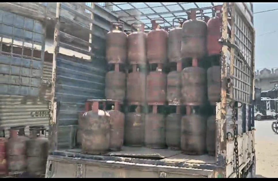 दमोह में होने लगी रसोई गैस की किल्लत 2 दमोह में होने लगी रसोई गैस की किल्लत | New India Times