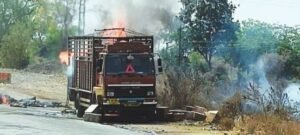 जामनेर रोड पर चलती आयशर ट्रेक में लगी भीषण आग, चालक ने कूदकर बचाई जान