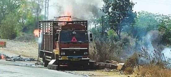 जामनेर रोड पर चलती आयशर ट्रेक में लगी भीषण आग, चालक ने कूदकर बचाई जान 2 जामनेर रोड पर चलती आयशर ट्रेक में लगी भीषण आग, चालक ने कूदकर बचाई जान | New India Times