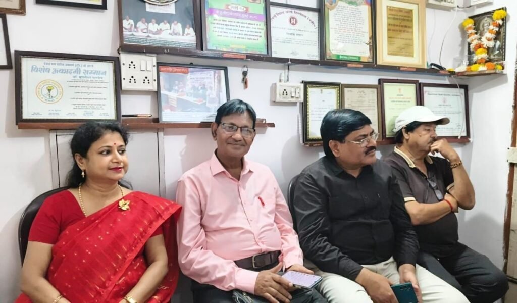 भाईंदर में अनूठी काव्य गोष्ठी का आयोजन, पं. मुरलीधर पांडेय के गीतों ने बांधा समां 2 भाईंदर में अनूठी काव्य गोष्ठी का आयोजन, पं. मुरलीधर पांडेय के गीतों ने बांधा समां | New India Times