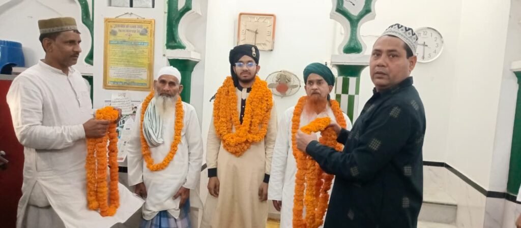 रमज़ान की 27वीं रात में तरावीह के दौरान कुरआन पाक मुकम्मल, देश में अमन-चैन की मांगी दुआ | New India Times