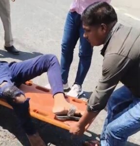 बड़ी फोरलेन पर भीषण सड़क हादसा: कार-बाइक टक्कर में तीन युवक घायल, एक का पैर फैक्चर