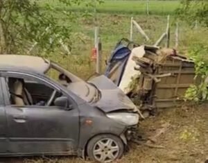 तेज़ रफ्तार कार की टक्कर से ऑटो पलटा, सब्जी विक्रेता की मौत, चालक घायल