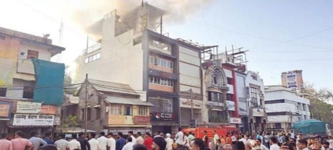 जलगांव में लॉजिंग इमारत में भीषण आग, तीन दमकल गाड़ियों ने पाया काबू; एक व्यक्ति सुरक्षित बचाया गया | New India Times