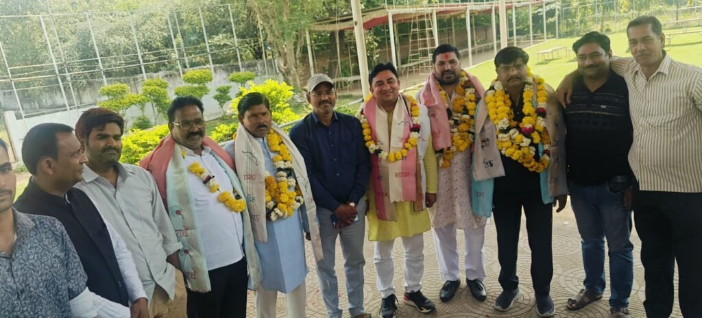 ग्वालियर में कांग्रेस के नवनियुक्त ब्लॉक अध्यक्षों का भव्य स्वागत, भाजपा सरकार के खिलाफ आंदोलन का ऐलान 2 ग्वालियर में कांग्रेस के नवनियुक्त ब्लॉक अध्यक्षों का भव्य स्वागत, भाजपा सरकार के खिलाफ आंदोलन का ऐलान | New India Times