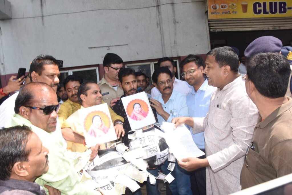 नगर निगम घोटालों के विरोध में कांग्रेस का अनोखा प्रदर्शन, महापौर का नोट पहनकर जताया आक्रोश | New India Times