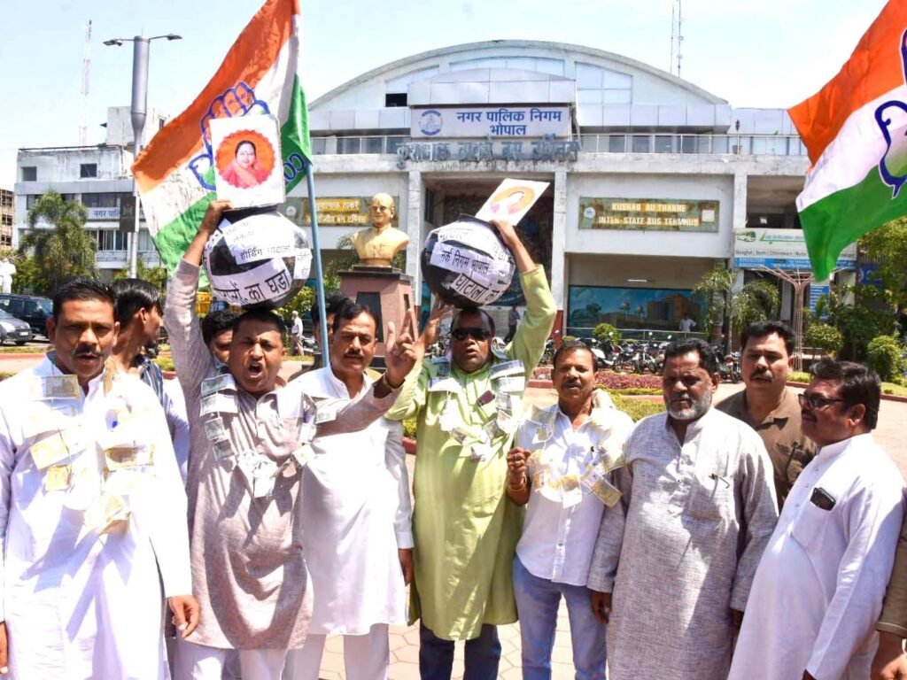 नगर निगम घोटालों के विरोध में कांग्रेस का अनोखा प्रदर्शन, महापौर का नोट पहनकर जताया आक्रोश | New India Times