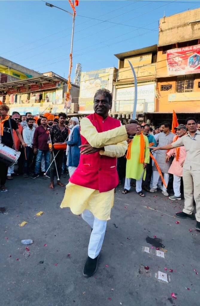 रामनवमी जुलूस में विधायक डॉ. प्रभुराम चौधरी का शानदार तलवारबाज़ी प्रदर्शन, जय श्रीराम के नारों से गूंजा साँची क्षेत्र 2 रामनवमी जुलूस में विधायक डॉ. प्रभुराम चौधरी का शानदार तलवारबाज़ी प्रदर्शन, जय श्रीराम के नारों से गूंजा साँची क्षेत्र | New India Times