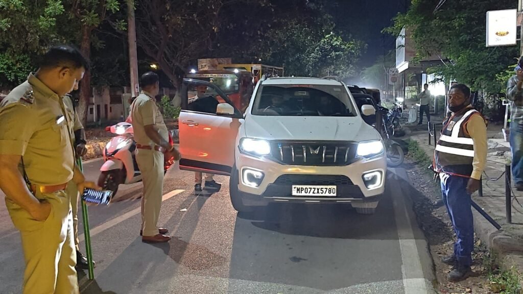 अलकापुरी तिराहा पर ट्रैफिक पुलिस का विशेष चेकिंग अभियान: नियम तोड़ने वालों पर सख्त कार्रवाई | New India Times