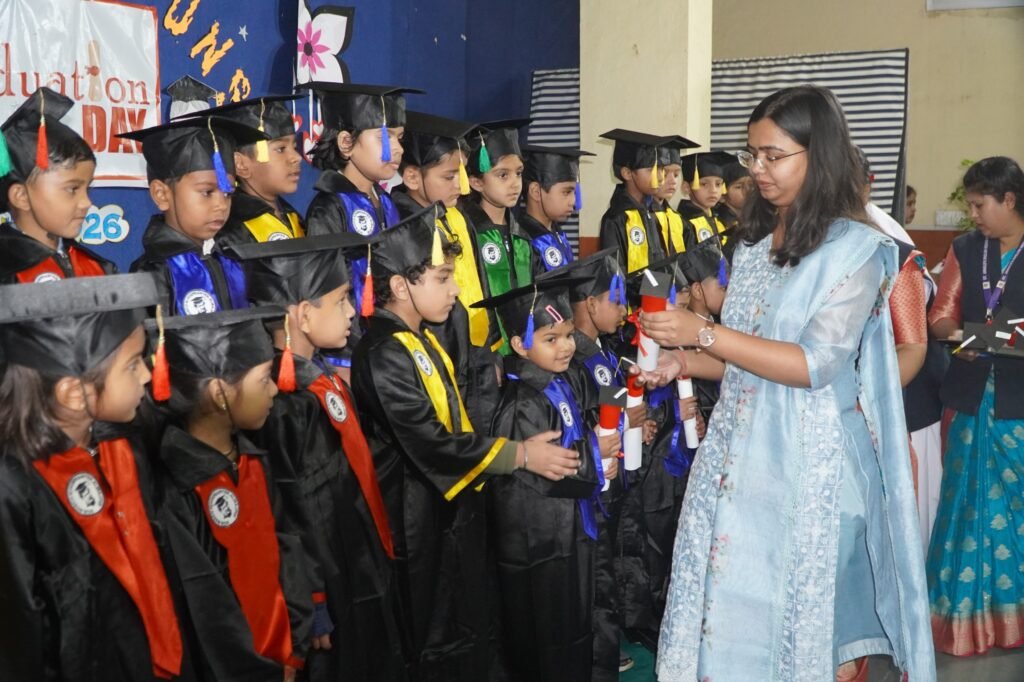 मेघनगर के सेंट अर्नोल्ड स्कूल में यूकेजी बच्चों का भव्य ग्रेजुएशन डे समारोह संपन्न | New India Times