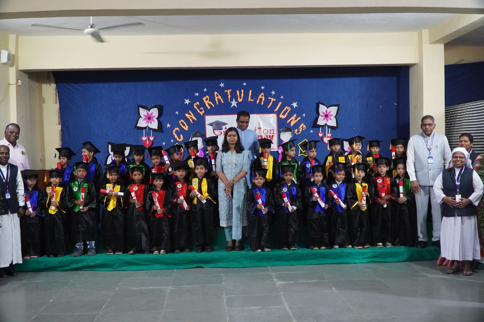 मेघनगर के सेंट अर्नोल्ड स्कूल में यूकेजी बच्चों का भव्य ग्रेजुएशन डे समारोह संपन्न | New India Times
