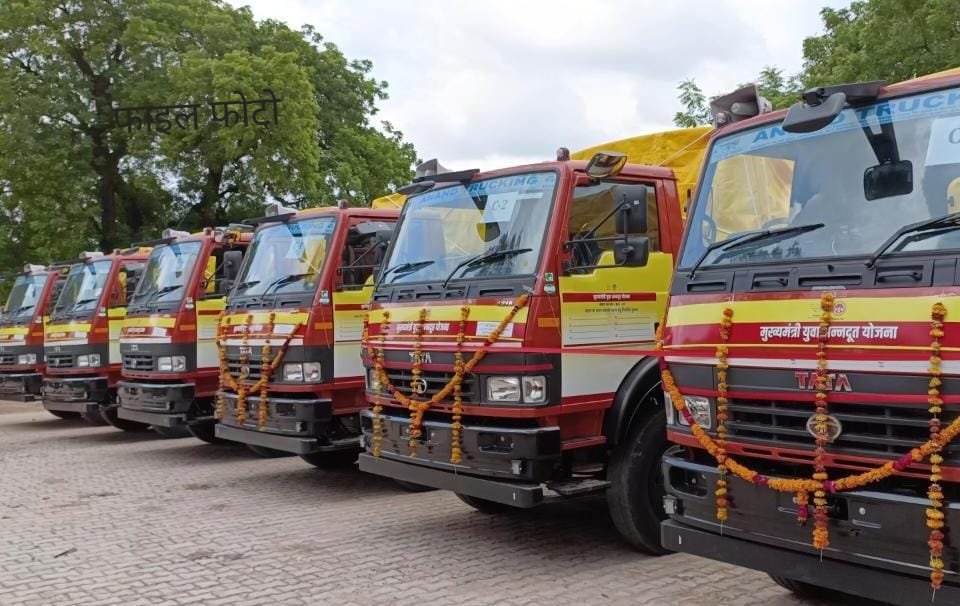 अन्नदूत वाहन घोटाला: अधिकृत वाहन बंद, निजी वाहनों से हो रहा अवैध परिवहन | New India Times