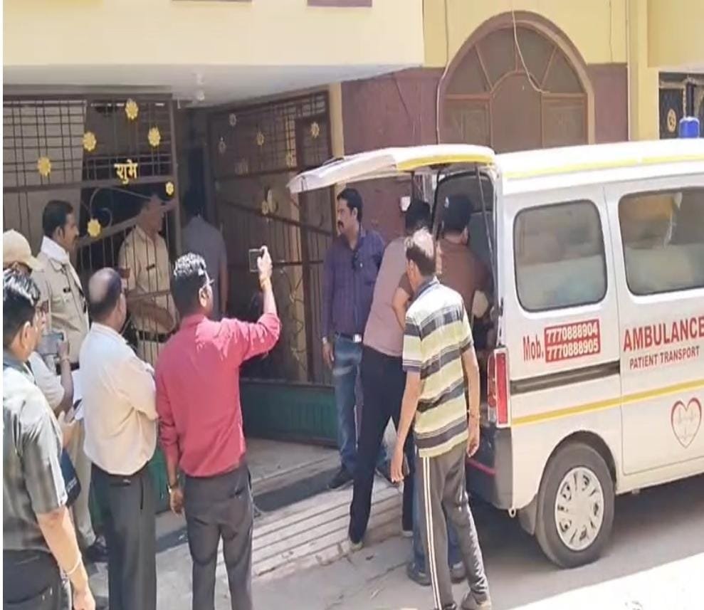 रिटायर्ड सरकारी वकील दंपति की संदिग्ध मौत, गुना में सनसनी | New India Times