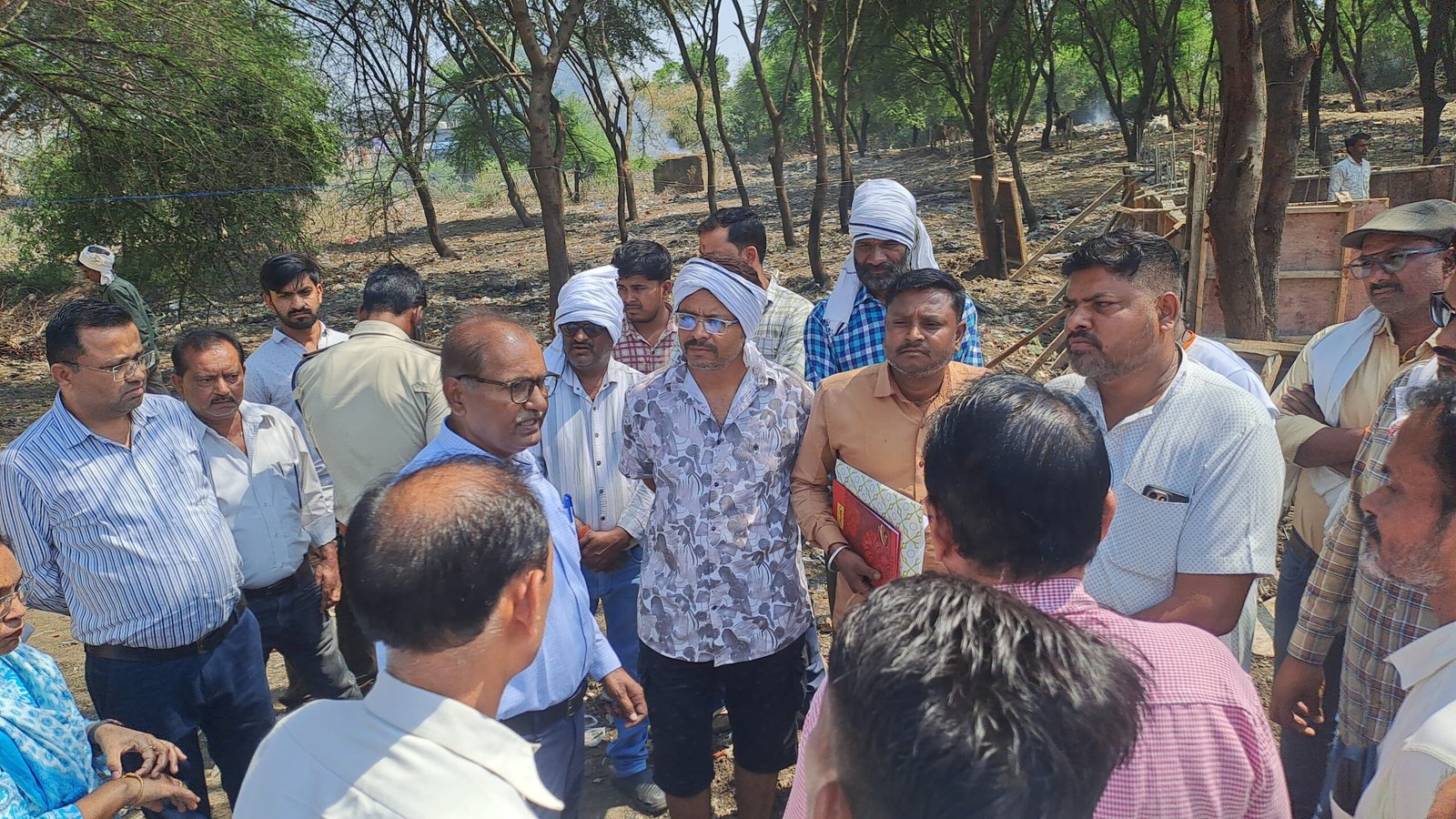 मुक्तिधाम में प्रशासन की जेसीबी कार्रवाई से बवाल, जनसहयोग से हो रहे निर्माण तोड़े जाने पर नागरिकों में असंतोष, भाजपा मंडल अध्यक्ष की शिकायत के बाद कार्रवाई, बिना अनुमति निर्माण बताकर प्रशासन ने गिराया ढांचा | New India Times