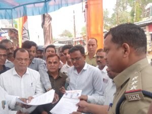 इंदिरा चौक पर कांग्रेस का धरना, पानी बिल वृद्धि सहित कई मुद्दों पर प्रशासन को सौंपा ज्ञापन