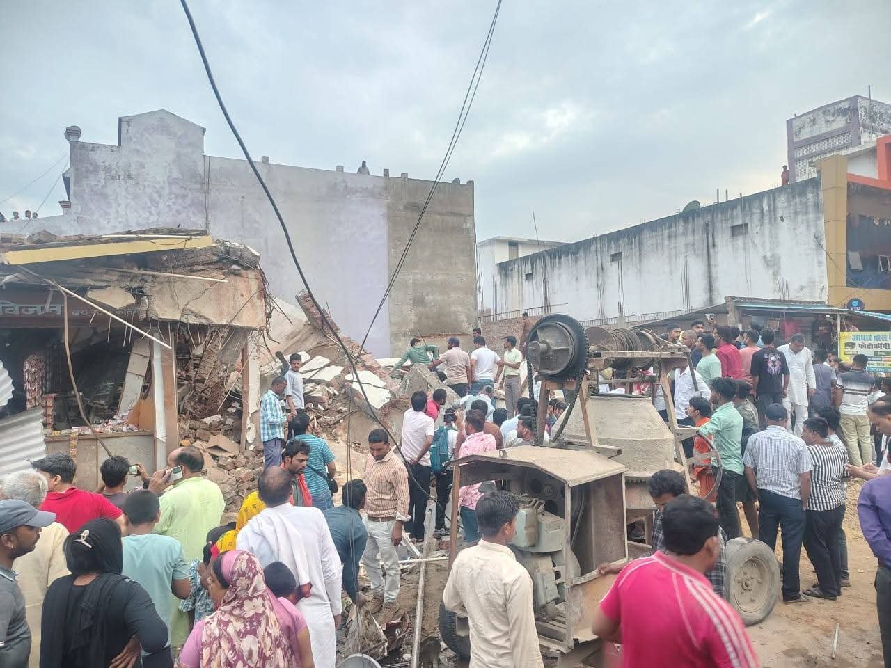 कोतमा में बड़ा हादसा: अग्रवाल होटल की तीन मंजिला इमारत गिरी, 2 को बचाया गया, 4-5 लोगों के दबे होने की 1 कोतमा में बड़ा हादसा: अग्रवाल होटल की तीन मंजिला इमारत गिरी, 2 को बचाया गया, 4-5 लोगों के दबे होने की | New India Times