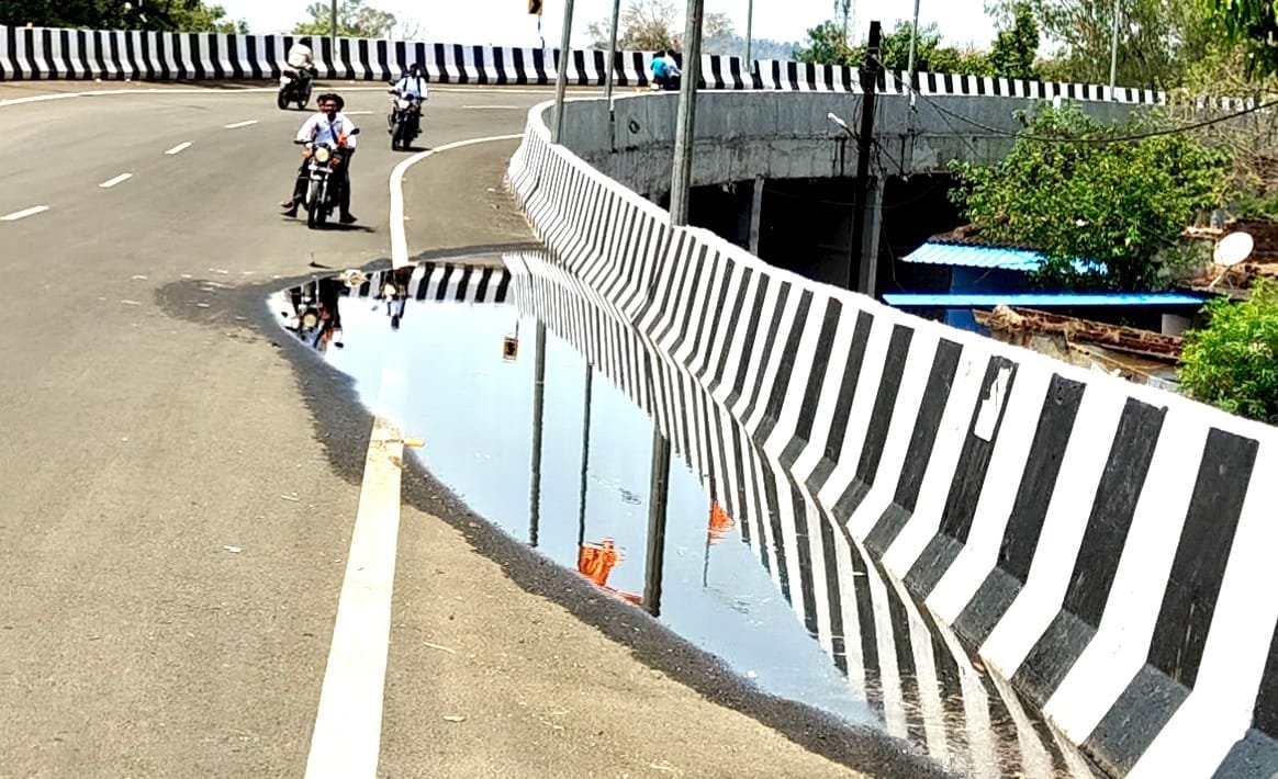 बे मौसम बारिश में ओवरब्रिज पर जलभराव, आवागमन में परेशानी — निकासी व्यवस्था नदारद | New India Times