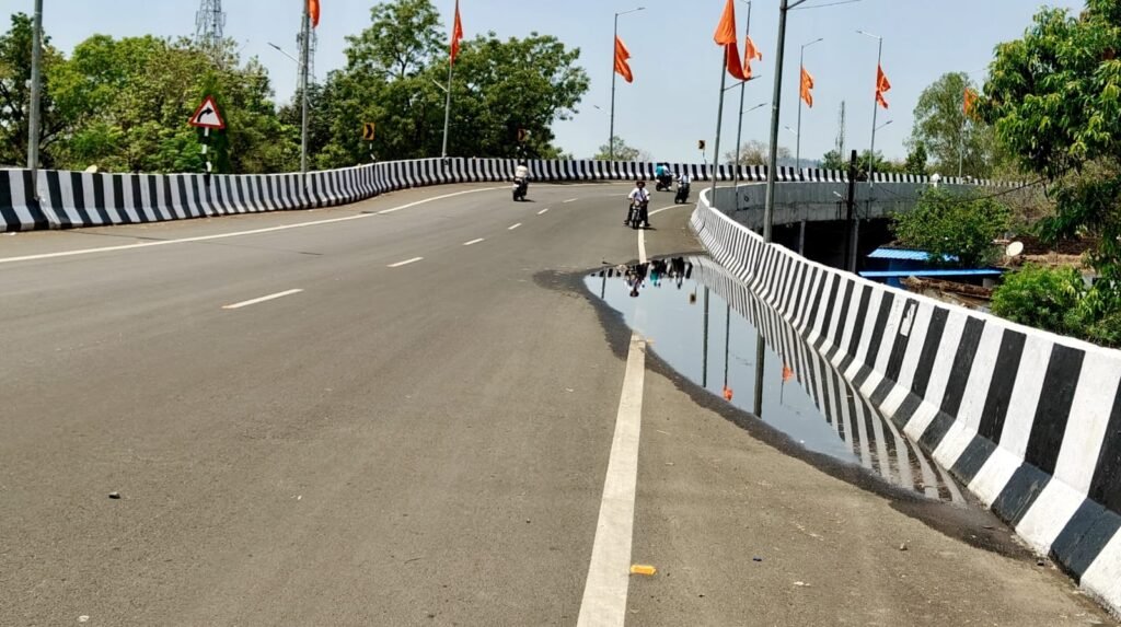 बे मौसम बारिश में ओवरब्रिज पर जलभराव, आवागमन में परेशानी — निकासी व्यवस्था नदारद | New India Times